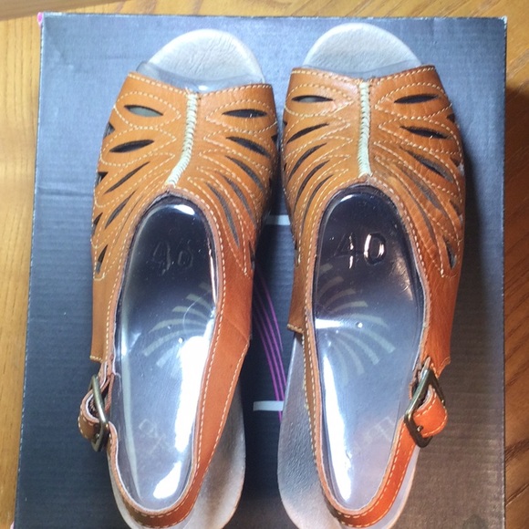 Dansko size 40 tan sandal heels - Picture 2 of 8
